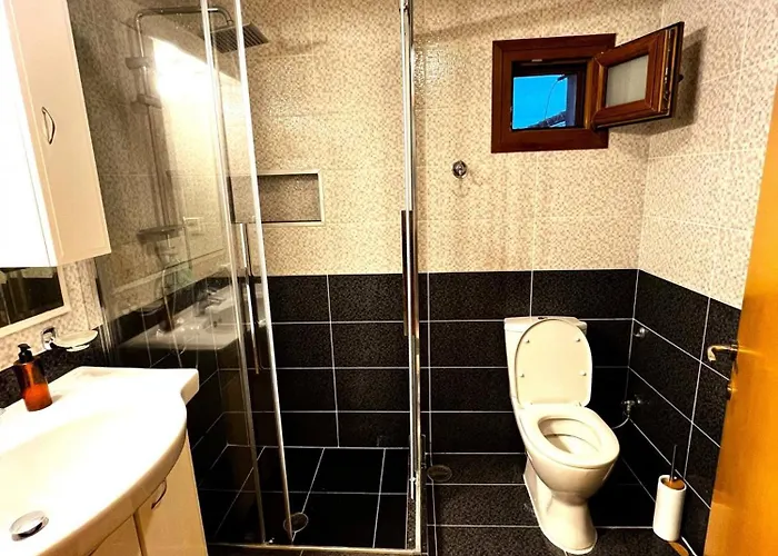 The Fortress, Beautiful And Private House With Case de vacanță Skiathos