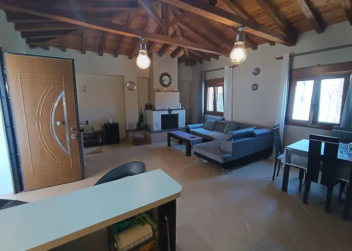 The Fortress, Beautiful And Private House With Case de vacanță Skiathos